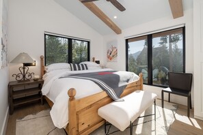 4 camere, una scrivania, ferro/asse da stiro, culla da viaggio