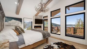 4 habitaciones, escritorio y tabla de planchar con plancha