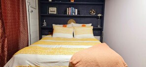 1 bedroom, desk, iron/ironing board, travel cot - NEW! Industrial Boho Haven: Private Escape near DC (Alexandria)