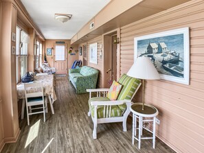 Smart-tv, een dvd-speler en boeken