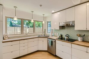 Fridge, microwave, oven, stovetop - Mid Century Cozy & Quiet Home-Walk to the Square! (Georgetown)