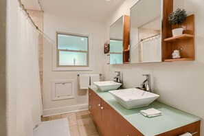 Shower, hair dryer, towels, shampoo - Mid Century Cozy & Quiet Home-Walk to the Square! (Georgetown)