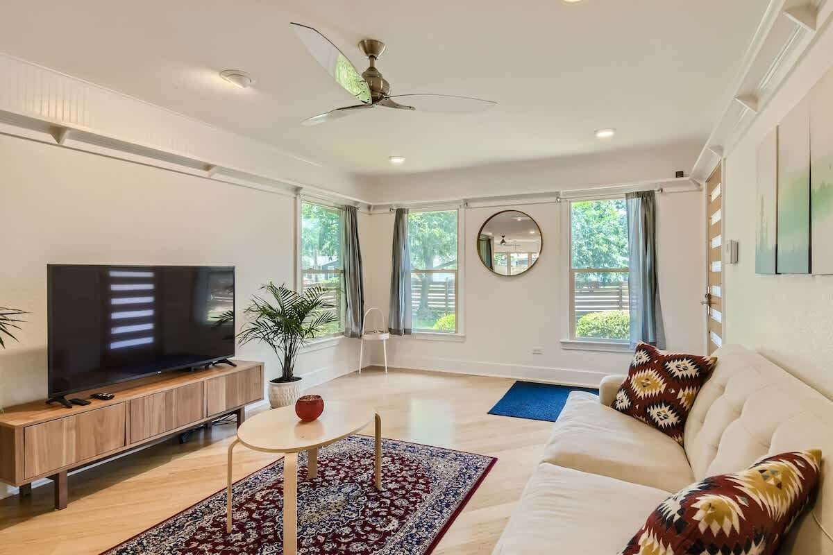 Televisión y oficina 