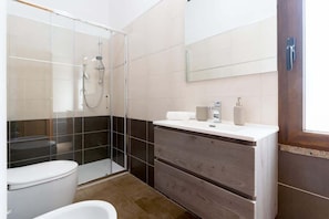 Dusche, Haartrockner, Handtücher, Shampoo