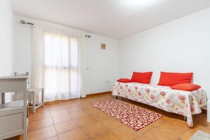 3 slaapkamers, een strijkplank/strijkijzer, wifi, beddengoed