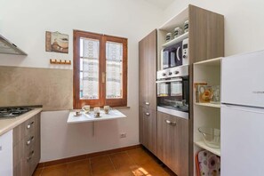 Een koelkast, een magnetron, een oven, een kookplaat