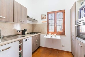 Een koelkast, een microgolfoven, een oven, een kookplaat