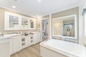 Haartrockner, Handtücher, Seife, Shampoo