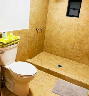 Shower, towels, soap, shampoo - Cabañas Sierra Alta Family Camp (Bocoyna)