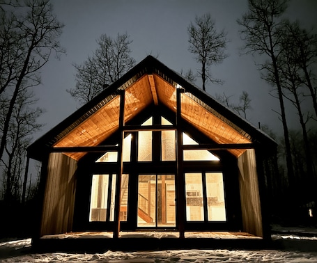 Exterior. Newly built luxurious cabin with hot tub, jacuzzi and bbq grill and fire-pit!