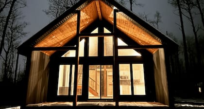 Newly built luxurious cabin with hot tub, jacuzzi and bbq grill and fire-pit!