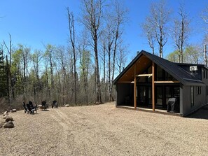 Property grounds - Newly built luxurious cabin with hot tub, jacuzzi and bbq grill and fire-pit! (Wasagaming)