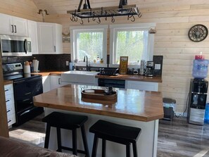 Private kitchen - Newly built luxurious cabin with hot tub, jacuzzi and bbq grill and fire-pit! (Wasagaming)