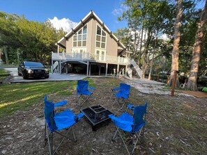 Terrace/patio - Waterfront Retreat + Kayaks - Extended Stay Deal (Spring Hill)