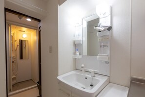Departamento urbano | Baño | Regadera, regadera tipo lluvia, amenidades de baño de diseñador 