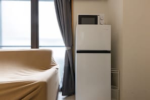 Full-size fridge, microwave, stovetop, cookware/dishes/utensils