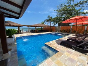 Outdoor pool, pool umbrellas, sun loungers - Pousada Maresias Beira Mar (São Sebastião)