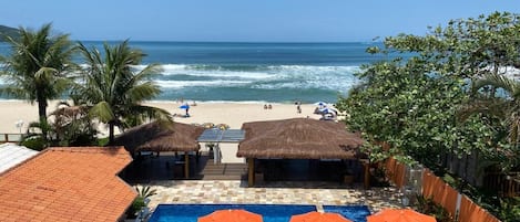 Piscine extérieure, parasols de plage, chaises longues