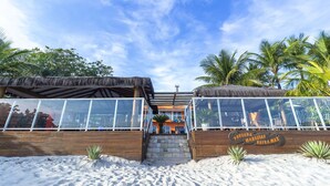 A beachside building with a wooden facade, glass windows, and a sign reading "Pousada Marecês Beira-Mar". - Pousada Maresias Beira Mar (São Sebastião)