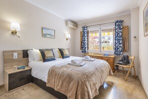 3 slaapkamers, een strijkplank/strijkijzer, gratis wifi, beddengoed