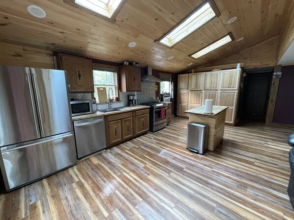 Kylskåp, mikrovågsugn, ugn och spishäll