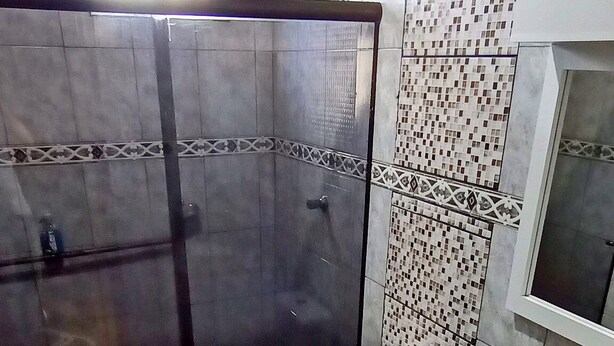 Un baño con ducha, inodoro y lavamanos.