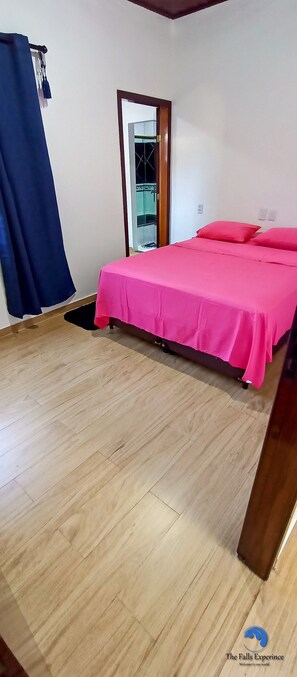 6 bedrooms, blackout drapes, iron/ironing board, free WiFi - Casa com Piscina e Churrasqueira (Foz do Iguaçu)