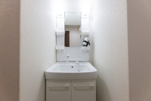 Ducha, artículos de tocador gratuitos, secador de pelo, bidet