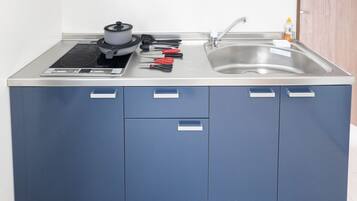 Full-size fridge, microwave, stovetop, cookware/dishes/utensils