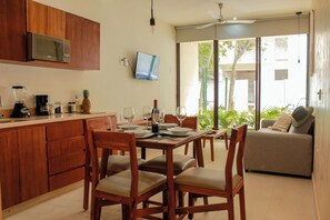 Comfort-Apartment, 1 Schlafzimmer, Terrasse, Erdgeschoss | Eigene Küche | Kühlschrank, Mikrowelle, Mixer, Grillplatte