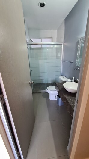 Serviettes fournies, papier toilette