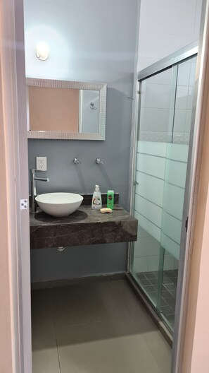 Toalhas de banho, papel higiênico