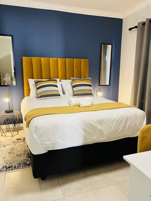 Ropa de cama de alta calidad, colchones con efecto memoria y escritorio