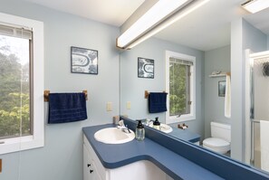 Douche, sĂšche-cheveux, serviettes fournies, savon