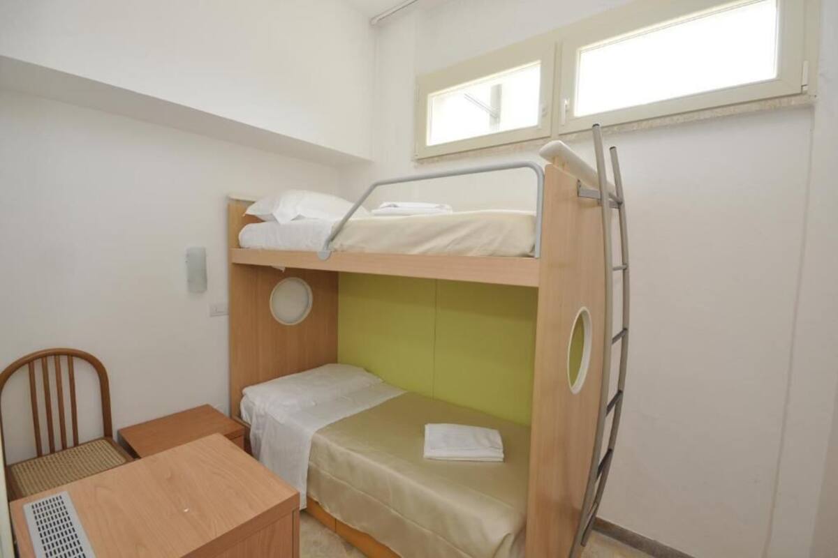經典四人房 | 客房內保險箱、書桌、筆電工作空間、免費無線上網