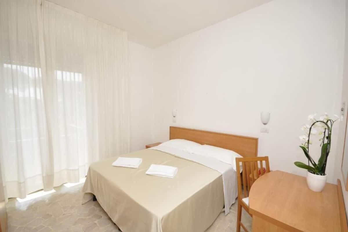 Una cassaforte in camera, una scrivania, postazione laptop