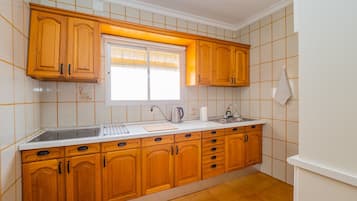 Réfrigérateur, micro-ondes, four, cafetiÚre/bouilloire