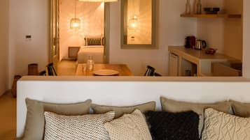Junior Suite, Hot Tub, Sea View | 2 bilik tidur, peralatan tempat tidur premium, peti besi dalam bilik