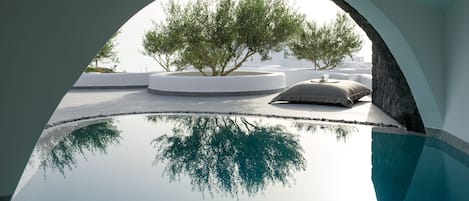 Senior-suite - 2 soveværelser - privat pool - havudsigt | Premium-sengetøj, pengeskab på værelset, mørklægningsgardiner