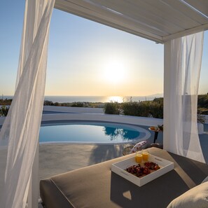 Premium bedding, in-room safe, blackout drapes, soundproofing - Este Luxury Suites (Santorini)