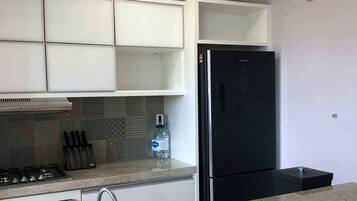 Geladeira, micro-ondas, fogão, cooktop