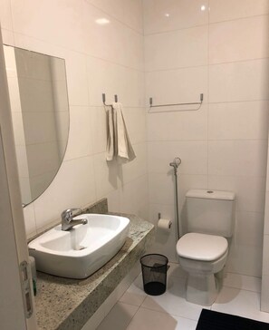 Dusche, Haartrockner, Bidet, Handtücher