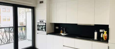 Frigorífico grande, microondas, horno y placa de cocina