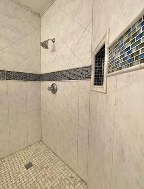 Douche, serviettes fournies
