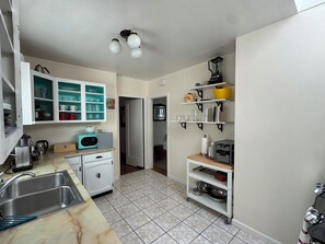 Fridge, microwave, oven, stovetop - Sunny 1920s Gem – Free Parking, No Chores! (San Francisco)