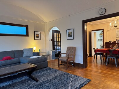 Sunny 1920s Gem – Free Parking, No Chores!