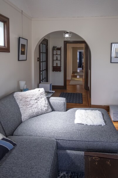 Sunny 1920s Gem – Free Parking, No Chores!