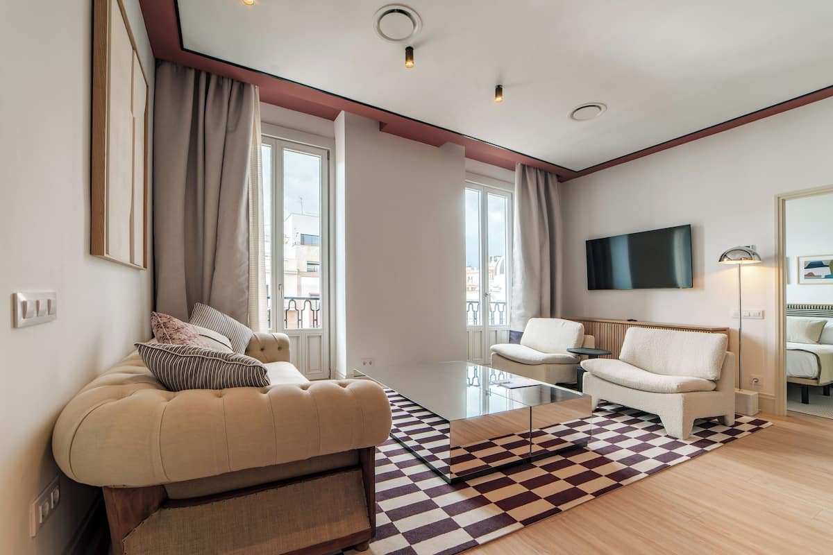 Deluxe appartement, 2 slaapkamers | Woonruimte | Een 55-inch smart-tv met satellietzenders, Netflix en streamingdiensten