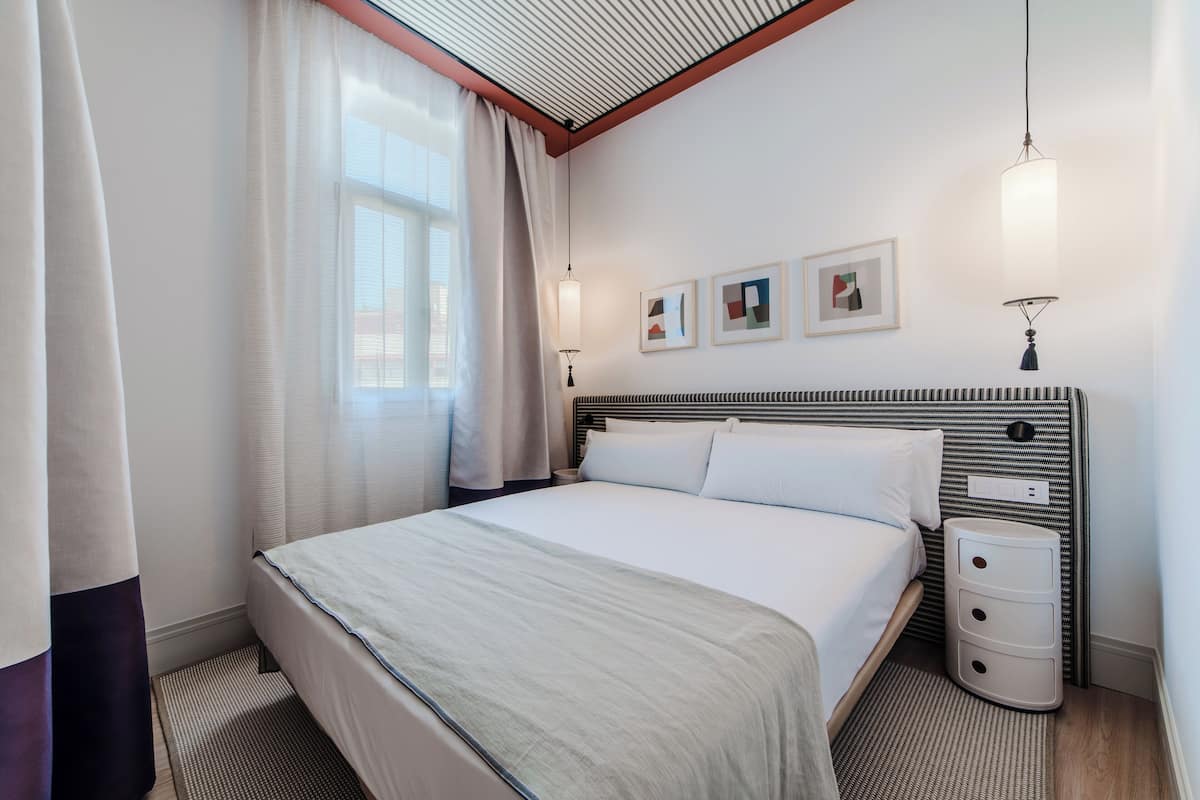 Minibar, odada kasa, güneşlik/perde, ses yalıtımı