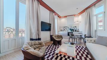 Apartamento Deluxe, 1 habitación | Zona de estar | Smart TV de 55 pulgadas con canales por satélite, Netflix